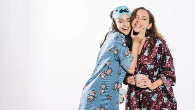 Madre e hija abrazandose en poijama