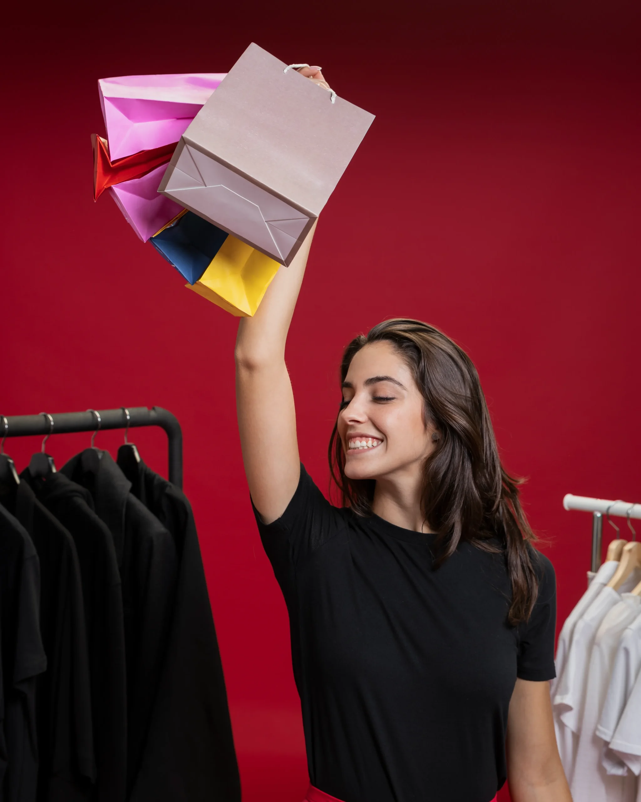Mujer con bolsas de ropa que acaba de comprar