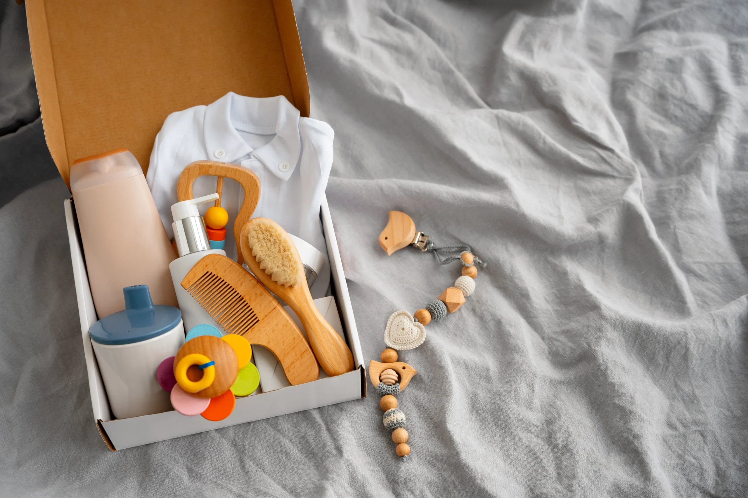Caja con juguetes y accesorios de bebé