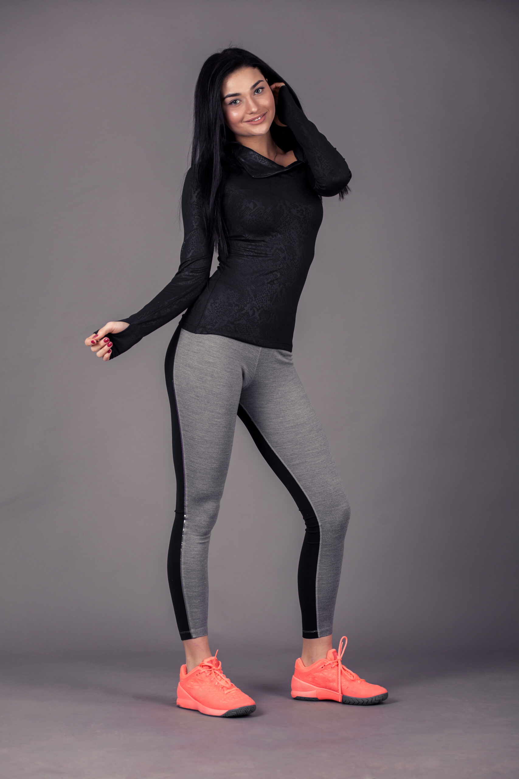 Mujer con ropa deportiva negra